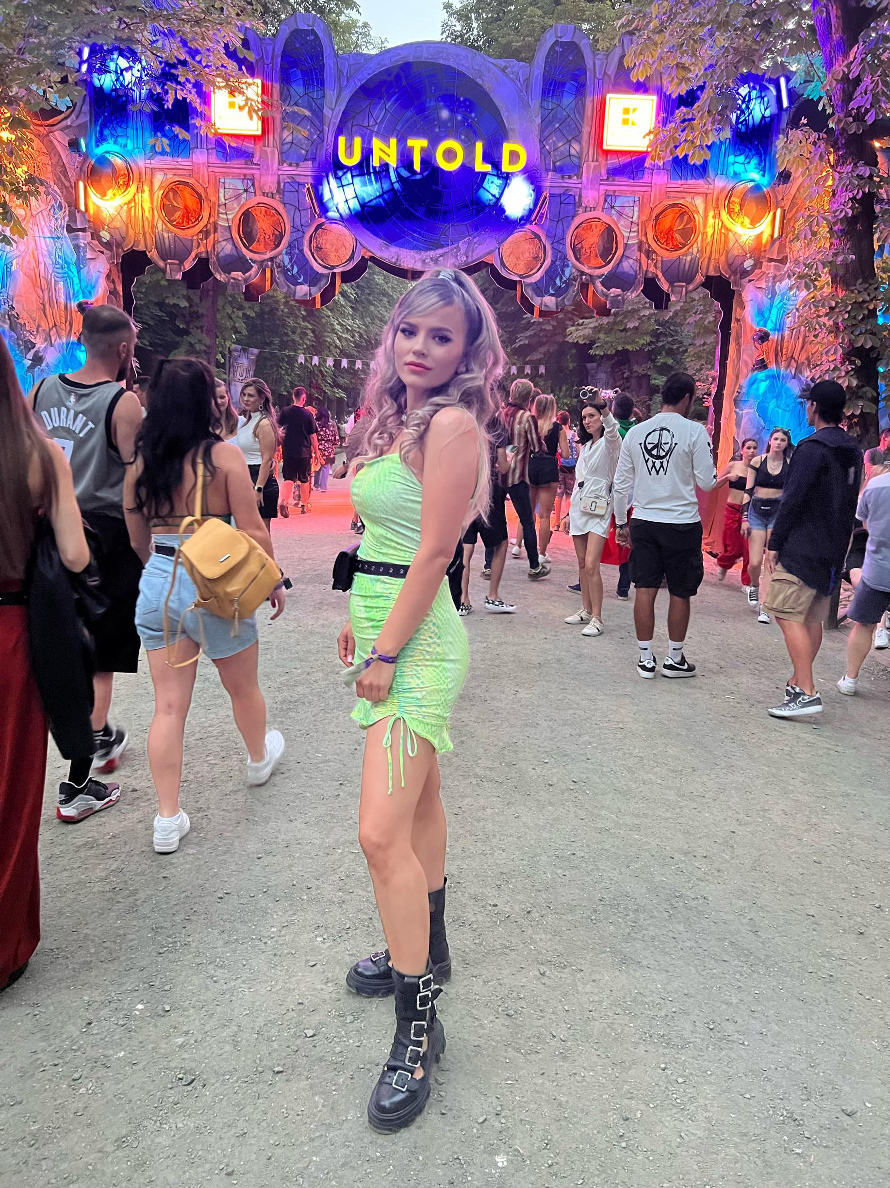 Tinuta festival untold cu ghete de dama piele neagra